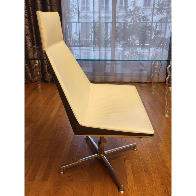 Waiting room and lounge chair in white and black leather on a four-star base with a swiveling AL4 aluminum gas lift. This...