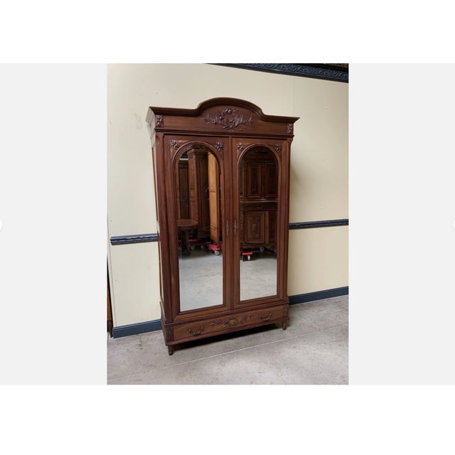 Age: circa 1910 Wood type: solid and veneered walnut Condition: very good, meticulously maintained, ready-to-use original...