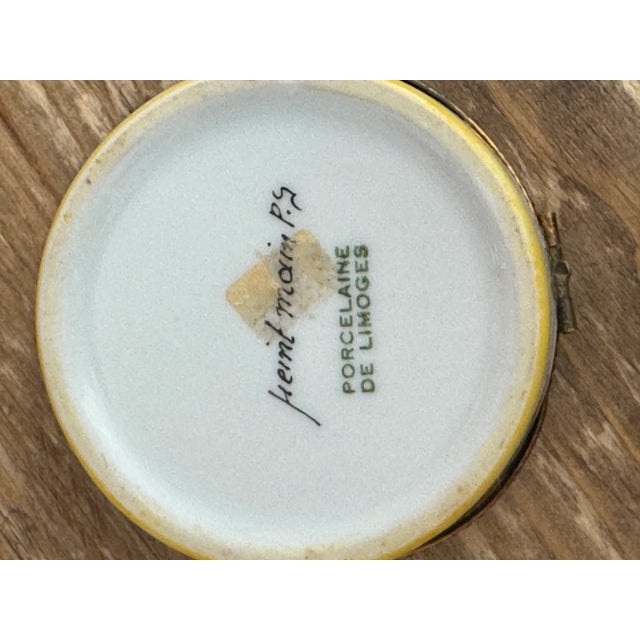 French Country 1920s Delicate Limoge Round Box From France For Sale - Image 3 of 4