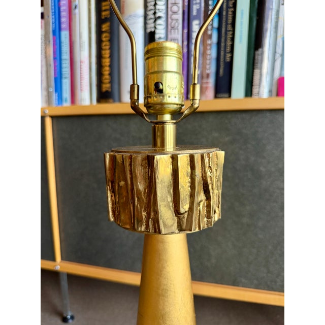 1960s Brutalist Italian Gold Leaf Metal Sculpture Table Lamp Heavy Richard Barr Attr. For Sale - Image 4 of 18