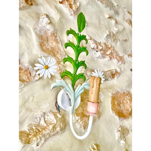 Metal Floral Daisy Wall Lights in Hand-Painted Tole Metal, Italy, 1960s, Set of 2 For Sale - Image 7 of 9