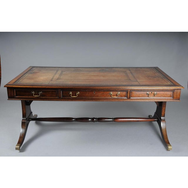 High-quality mahogany partner desk, 20th century, England This partner desk is heavy and very stable. Solid wood body and...