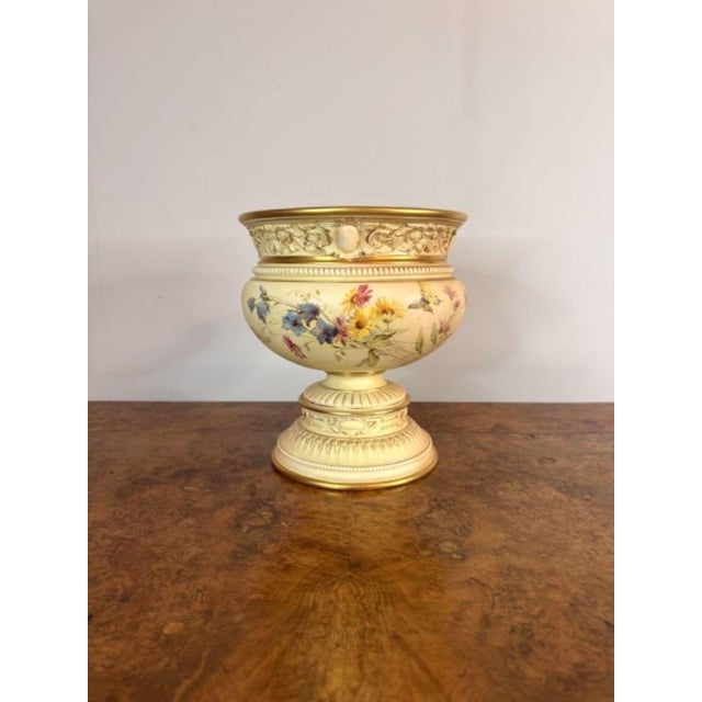 Fantastic quality large antique Royal Worcester jardiniere, having a quality antique Royal Worcester jardiniere the...