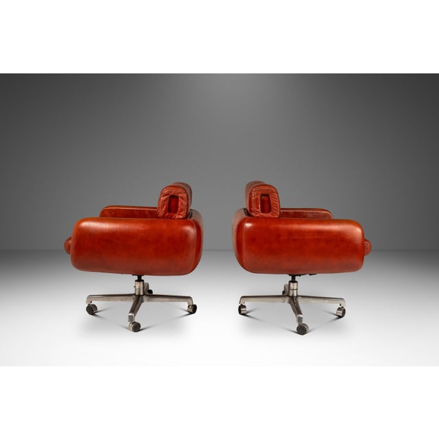 Mid-Century Modern Rare Set of Two (2) Swivel Lounge Chairs in Leather by Frank Doerner for Doerner Faultless Limited Release for John Stuart, Usa, C. 1970s For Sale - Image 3 of 18