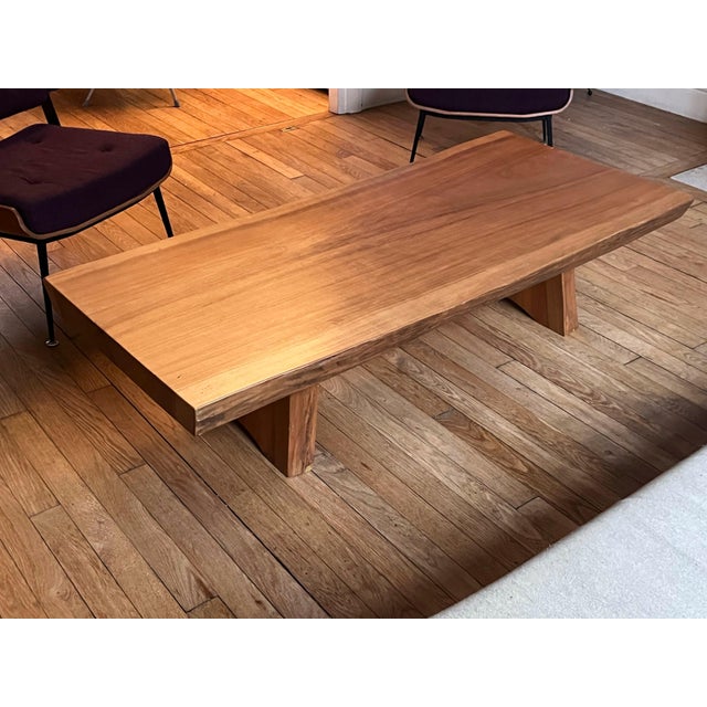 Magnificent coffee table, in solid elm, raw top, in the style of Georges Nakashima, 1970, h34 l64 l140cm. Traces of use on...