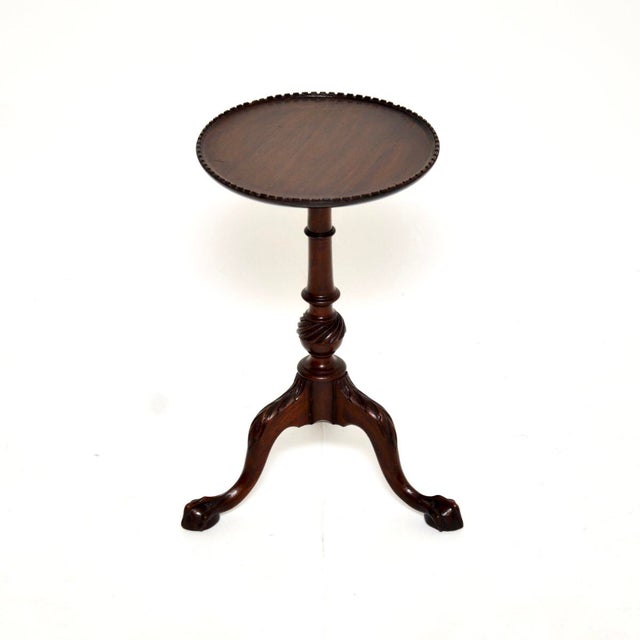 A beautiful and extremely well made antique wine table, made in England and dating from around the 1900-1910 period. It is...