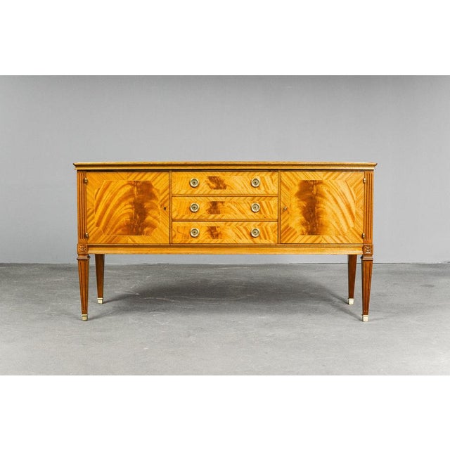 Item: Sideboard Period & Style: English style - second half of the 20th century Features: - Stylish and practical piece of...