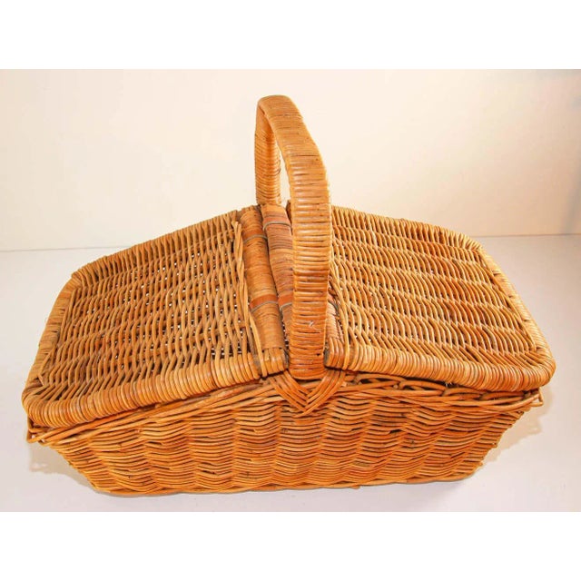 Brown 1980s French Provincial Rattan Lidded Handled Basket For Sale - Image 8 of 13