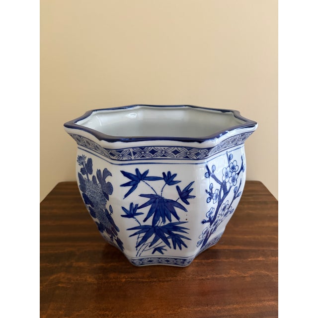 Blue & White Chinoiserie Porcelain Planter With Scalloped Form For Sale In South Bend - Image 6 of 8