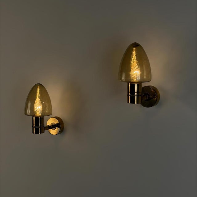 Model V-220 Sconces in Amber Glass and Brass by Hans-Agne Jakobsson, 1960s, Set of 2 For Sale - Image 4 of 18