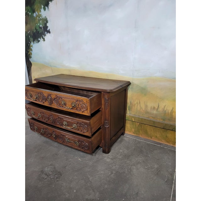 Louis XV Chest of Drawers in Walnut For Sale - Image 5 of 13