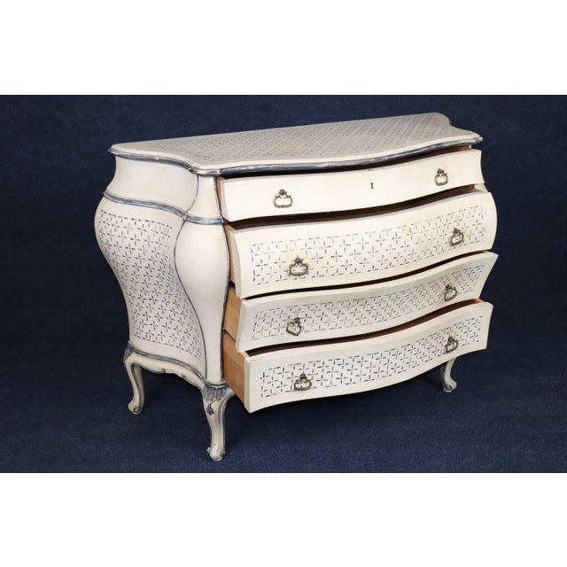 Pair 20th C. Italian Creme Painted 4 Drawer Bombe Commodes For Sale - Image 10 of 15