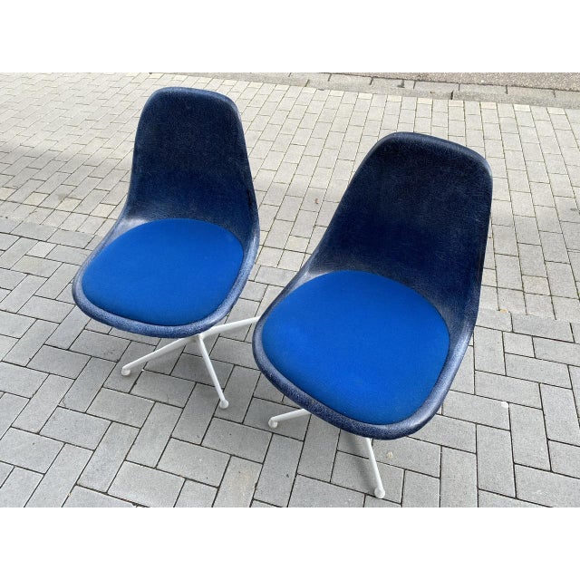 Beautiful Eames sidechair pair. The fiberglass shell is from Herman Miller/Vitra and sits on a great LaFonda base. with a...