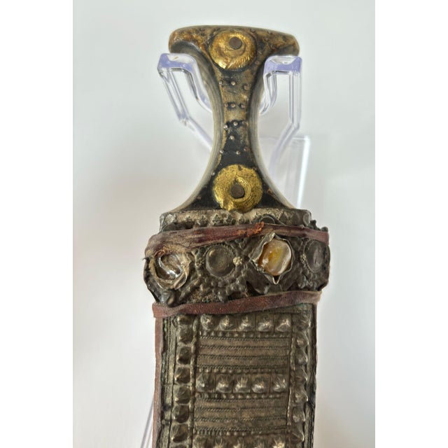 Early 20th Century Antique Yemeni Jambiya Dagger With Silver-Mounted Scabbard, Early 20th Century For Sale - Image 5 of 17