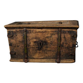 Antique Swedish Folk Art Box in Pine with Authentic Patina For Sale