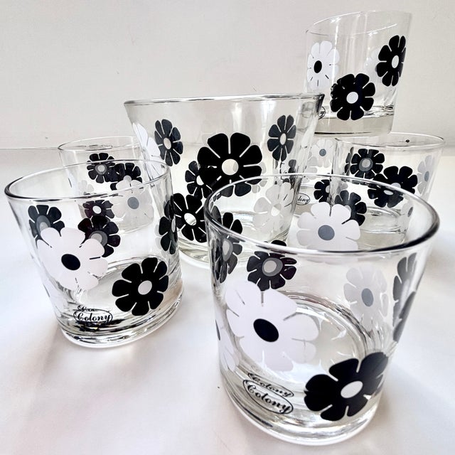 Mid-Century Modern 1960s Mod Daisy Mid-Century Cocktail Glasses & Matching Ice Bucket - Set of 7 For Sale - Image 3 of 9