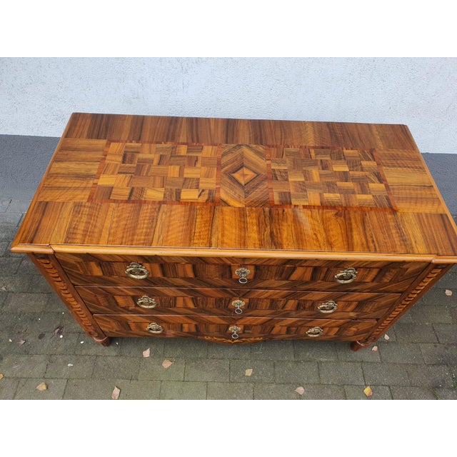 Louis XVI Commode in Inlaid Walnut, 1790 For Sale - Image 4 of 9