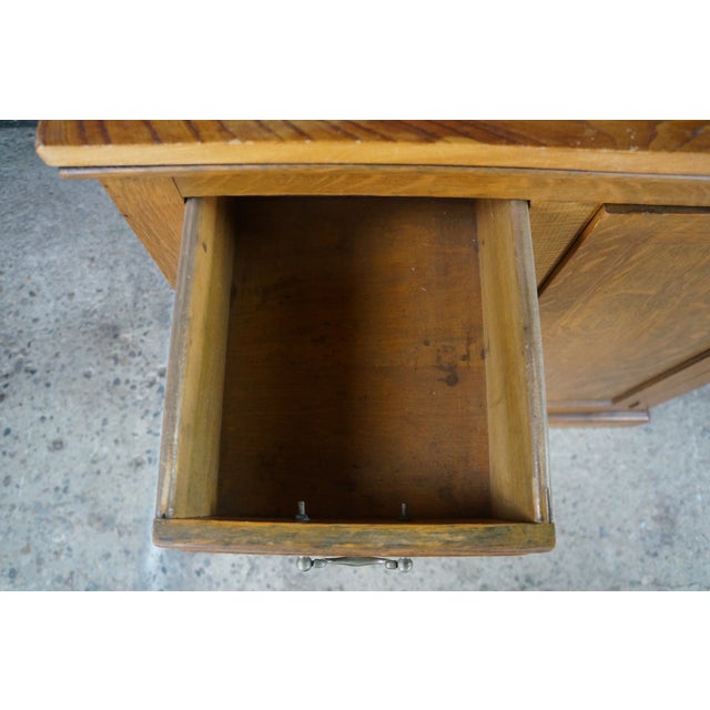 Antique American Victorian Quartersawn Oak 2 Drawer Console Cabinet Cupboard 31" For Sale - Image 9 of 17
