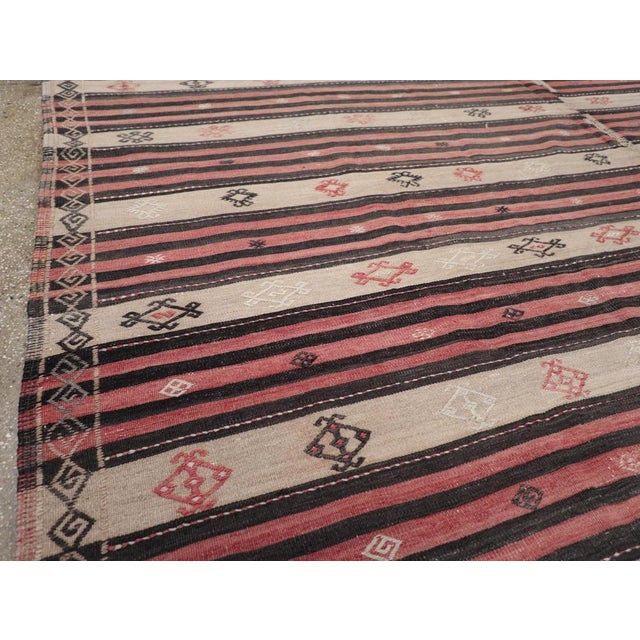 Tribal Galerie Shabab Collection Mid-20th Century Handmade Turkish Flatweave Kilim Room Size Carpet For Sale - Image 3 of 8