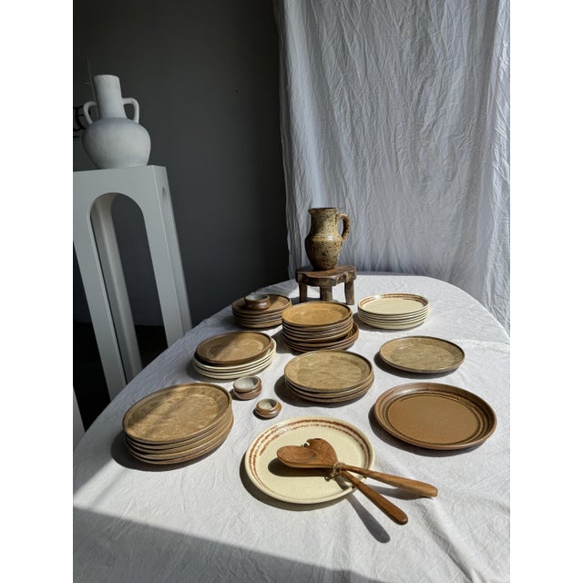 Set of 20 thick, flared brown stoneware plates. No mark on the bottom. Height: 3cm; Diameter: 22.5cm; Weight: 12.22kg....