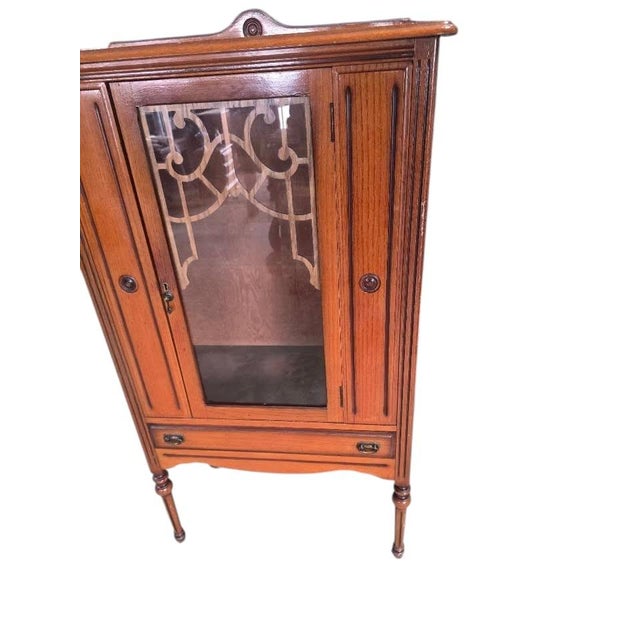 Early 20th Century Antique Edwardian Oak Display Cabinet With Decorative Wood Scrollwork Glass Door For Sale - Image 5 of 6