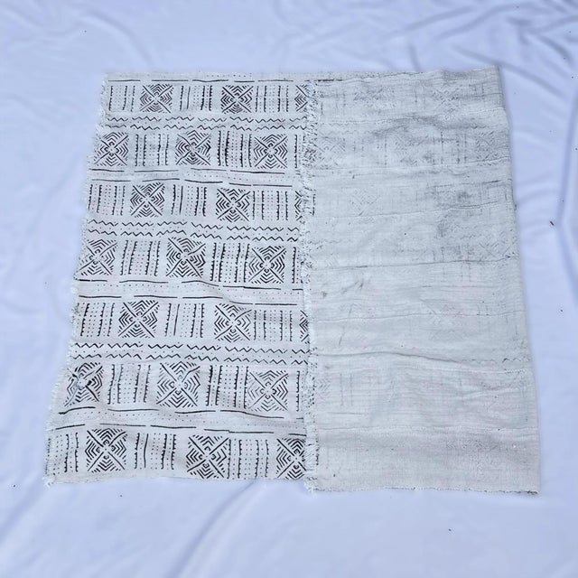 Early 20th Century White and Black Mudcloth Textile Mali 58 x 40 MATTER COLLECTION For Sale - Image 4 of 8