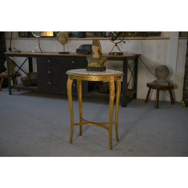 Louis XVI Style Side Table with Curved Base in Gilded Carved Wood, 1960s, in Very Good conditions. Designed 1960 to 1969