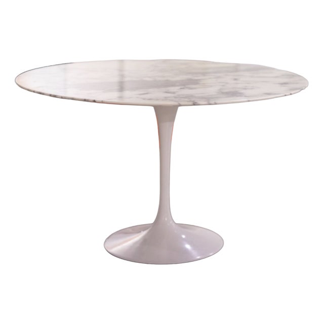 Mid-Century Marble and Fiberglass Tulip Dining Table and Chairs by Eero Saarinen for Knoll International, 1960s, Set of 5 For Sale