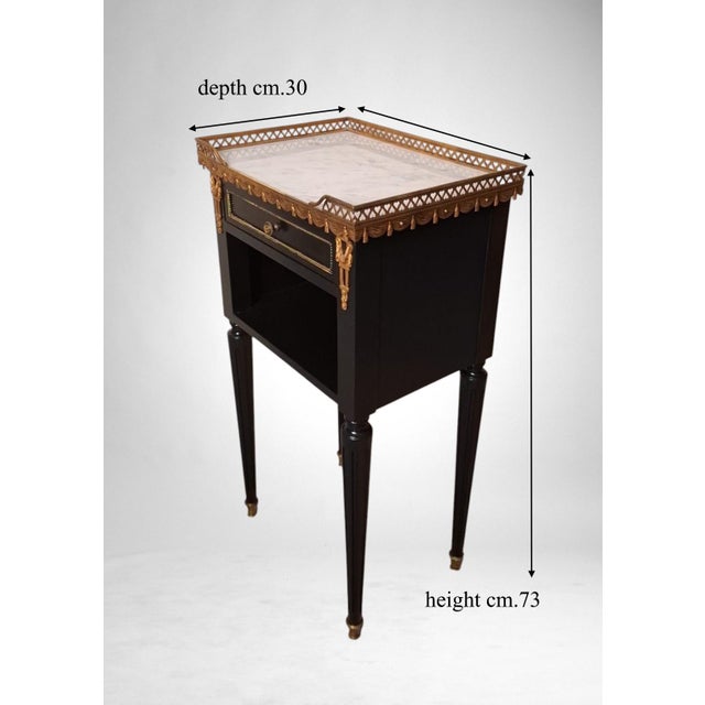 Early 20th Century French Louis XVI Revival Pair of Nightstands in Carrara Marble and Gilt Bronze For Sale - Image 18 of 18