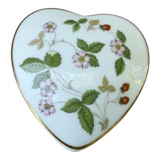 Vintage Wedgwood Floral Strawberry Porcelain Heart Trinket Box For Sale