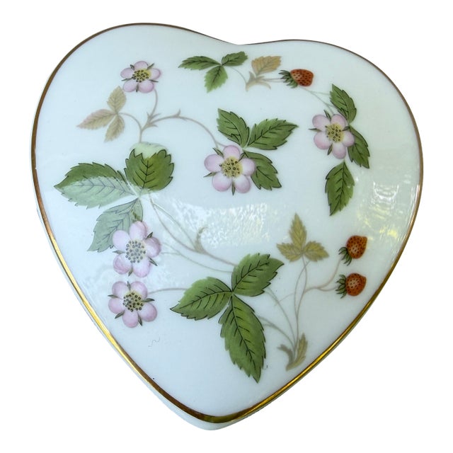 Vintage Wedgwood Floral Strawberry Porcelain Heart Trinket Box For Sale