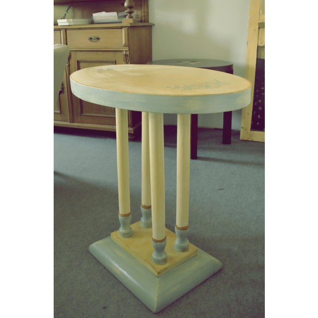Art deco table – Hand painted This oval art deco table is handpainted yellow and light blue. On the surface are painted...