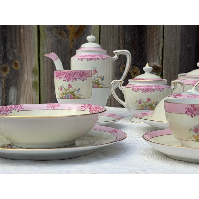 Japanese 1910s Hand-Painted Japanese Noritake Morimura Pink Scroll Breakfast Porcelain - 18 Pieces For Sale - Image 3 of 12