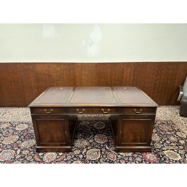 English Chesterfield Desk in Walnut and Leather For Sale - Image 4 of 18