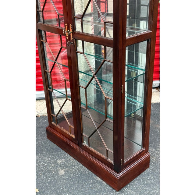 1990s Stickley Furniture Chippendale Mahogany Curio / Display Cabinet For Sale - Image 5 of 12