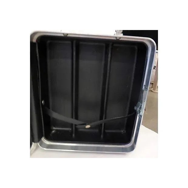 Mid Century Drinks Travel Kit For Sale - Image 4 of 7