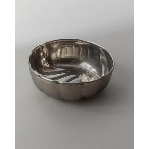 This vintage silver-plated bowl from the 1970s by Cassetti, Italy, is a refined example of timeless decorative design. The...