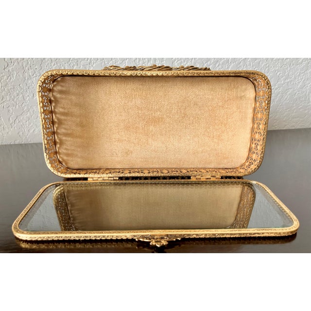 Mid 20th-Century Louis XV-Style Beveled Glass 24k Gold-Plated Filigree Nicely-Sized Casket-Style Keepsake / Trinket Box For Sale - Image 9 of 18
