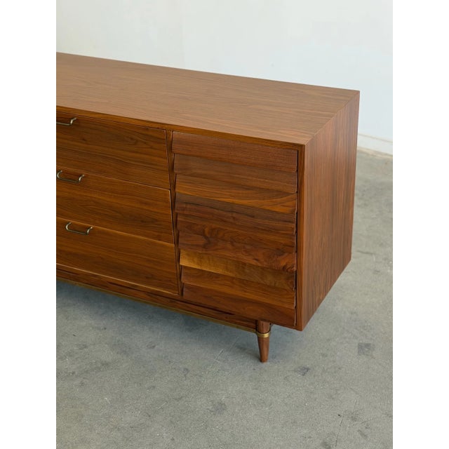 1960s Walnut Dresser With Brass Accents by American of Martinsville For Sale In Los Angeles - Image 6 of 11