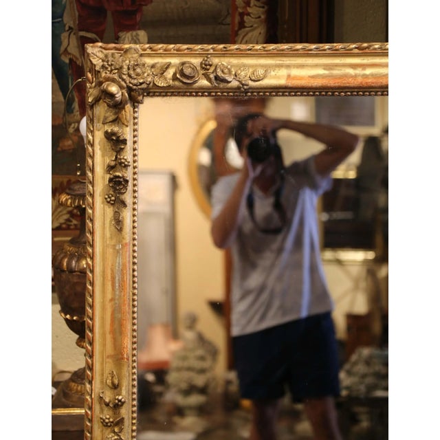 19th Century French Restauration Carved Giltwood Mirror With Floral Decor For Sale In Dallas - Image 6 of 7