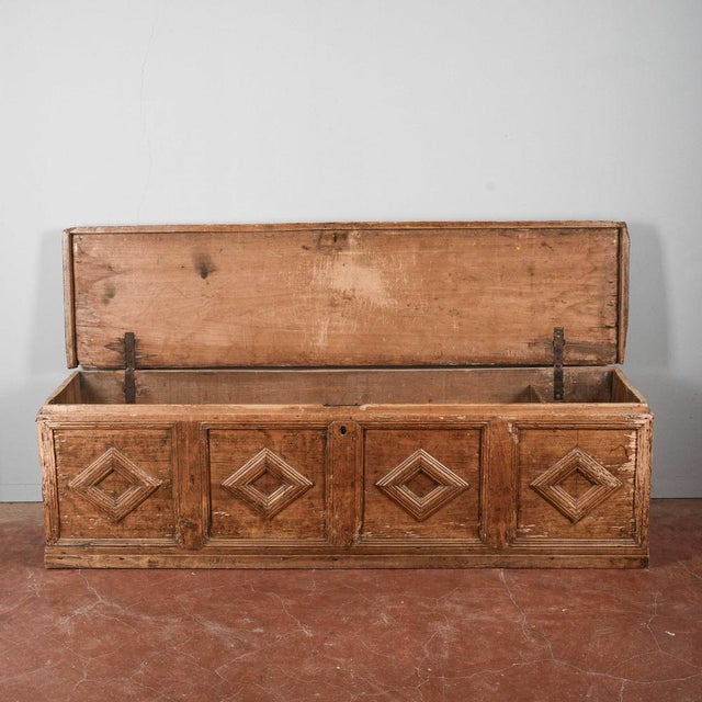 This majestic fir chest, dating back to the 16th century (16th century), is a historical find of great charm. Despite the...
