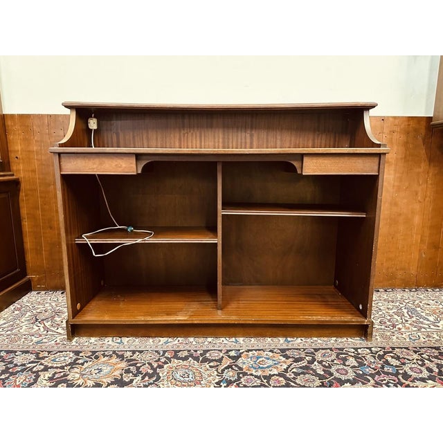 English Chesterfield Mahogany Bar with Bar Stools, Set of 5 For Sale - Image 10 of 18