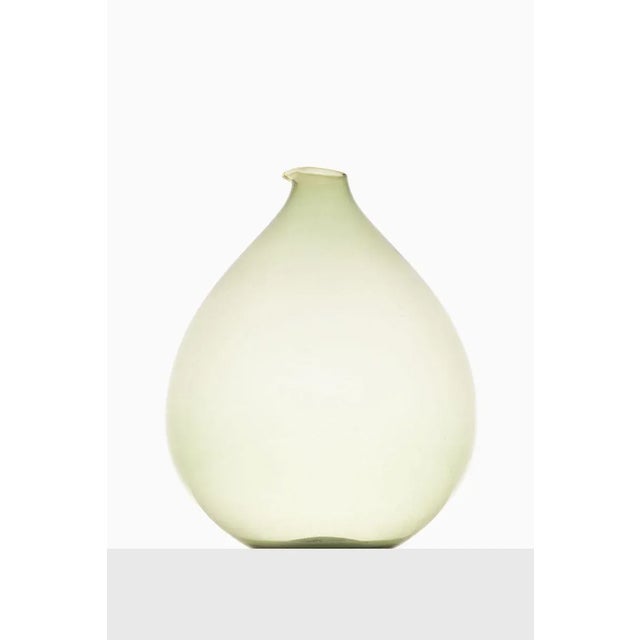 Vase by Kjell Blomberg for Gullaskruf, Sweden For Sale - Image 4 of 5