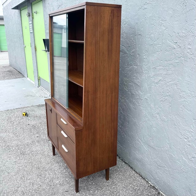 Mid Century Modern Walnuts Laminate Top China/Display Cabinet by Stanley Furniture For Sale - Image 10 of 12
