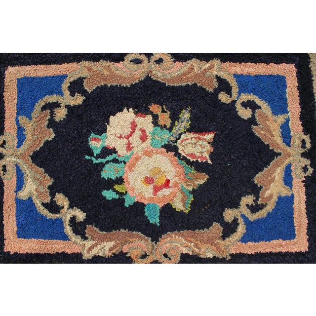 1930s American Hooked Rug With Large Floral Medallion in Black Background For Sale In Atlanta - Image 6 of 9