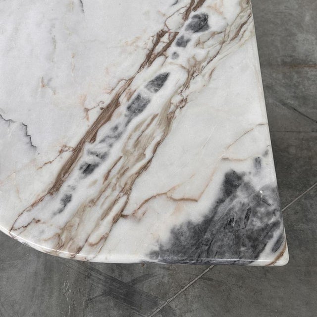 Width: 121 cm / 47.6 in Depth: 68 cm / 26.8 in Height: 42 cm / 16.5 in Exceptional vintage Italian marble coffee table...