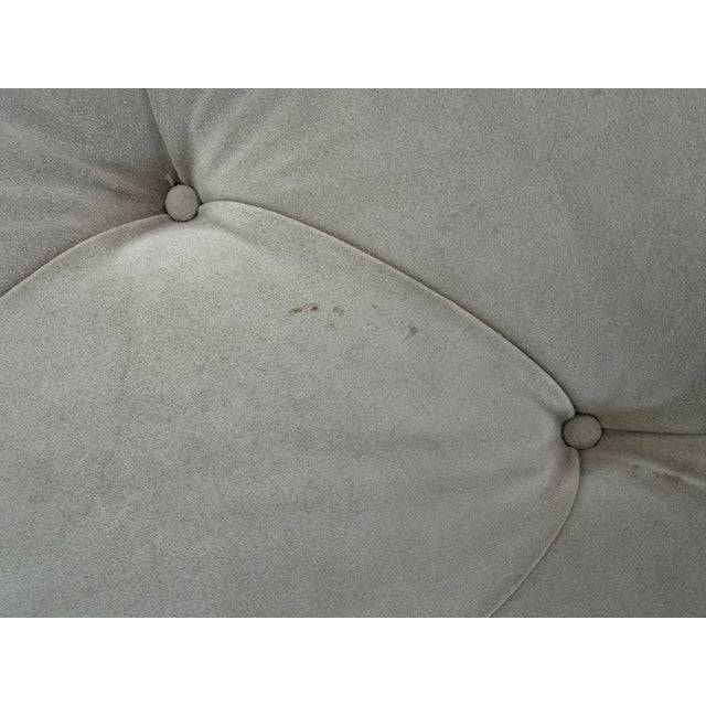 Wood Late 20th Century English Oak Bench With Tufted Beige Suede Seat and Brass Nailhead Trim For Sale - Image 7 of 8