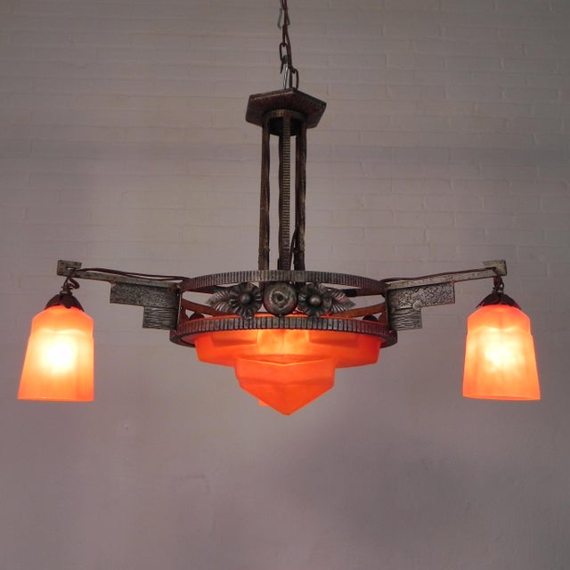 This art deco pendant lamp with its striking orange glass elements with geometric decorations is a jewel in your living...