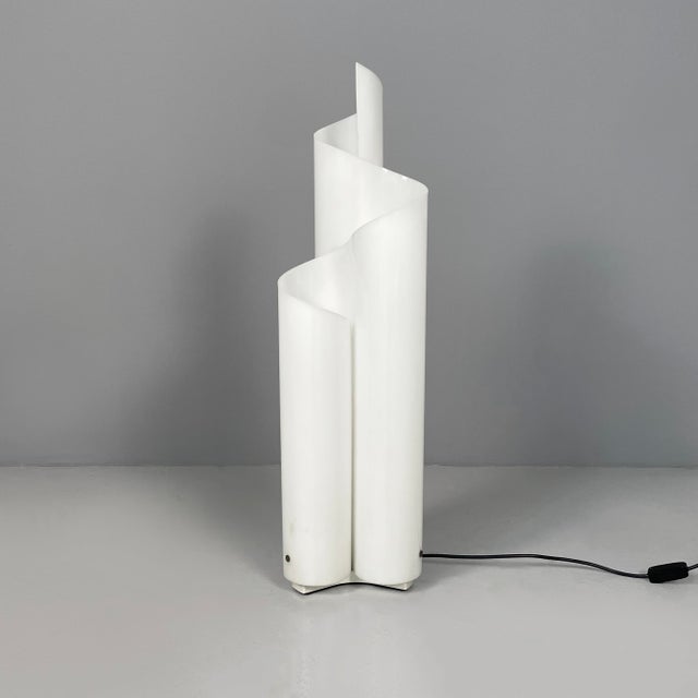 Italian Opaline Acrylic Glass Table Lamp by Vico Magistretti for Artemide, 1970s For Sale - Image 3 of 18