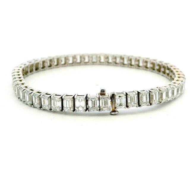 1990s 18k White Gold 16.32 Carat Emerald Cut Diamond Tennis Bracelet For Sale - Image 4 of 11